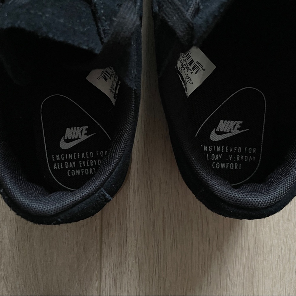 Nike Women’s Black Sneakers - Picture 8 of 10